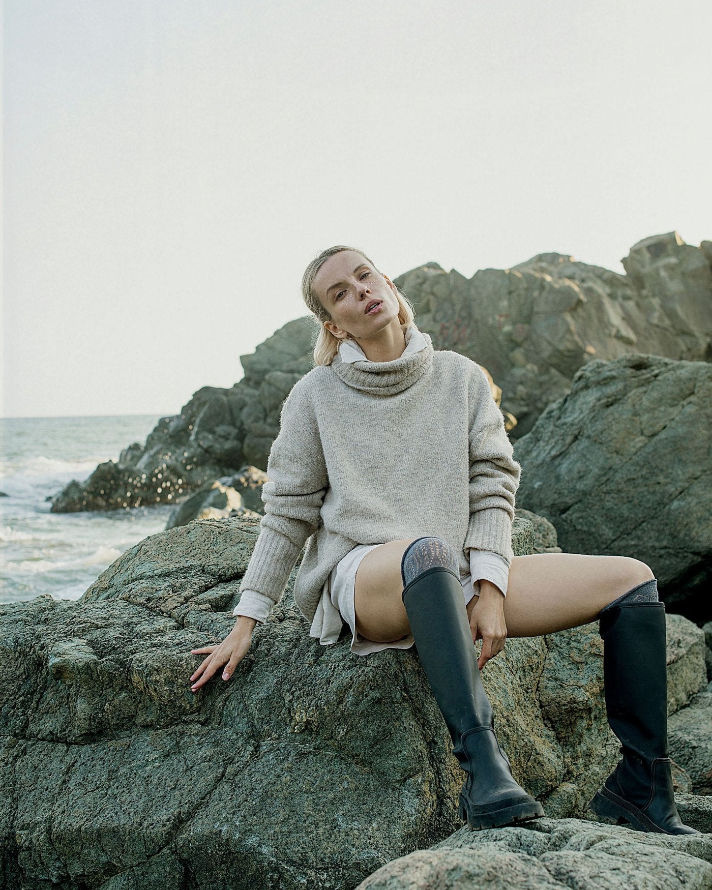 Lookbook: cuello alto de cashmere junto al mar